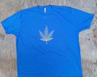 Cannabeizein Blattgold auf blauem T-Shirt