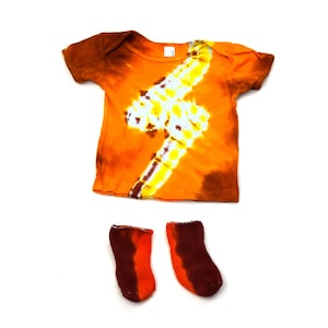 A Little Mustard ~ Tie Dye Baby Short Sleeve T-shirt with Matching Socks (American Apparel ORG Sustainable Ed) (Size 6-12 months)