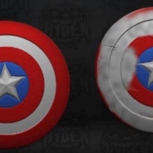 Pu&ograve; includere: Due scudi di Captain America. Uno &egrave; intatto, con un design rosso, bianco e blu e una stella bianca centrale su un cerchio blu. L'altro scudo &egrave; danneggiato, con un bordo rotto e schizzi di vernice.