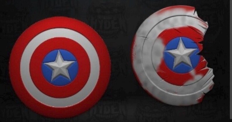 Pu&ograve; includere: Due scudi di Captain America. Uno &egrave; intatto, con un design rosso, bianco e blu e una stella bianca centrale su un cerchio blu. L'altro scudo &egrave; danneggiato, con un bordo rotto e schizzi di vernice.