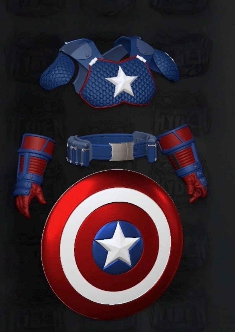 Pu&ograve; includere: Un set di costumi di Captain America, con uno scudo rosso e blu con una stella bianca, un corpetto blu a stelle bianche, guanti blu con dettagli rossi e una cintura blu. Il costume &egrave; esposto su uno sfondo scuro.