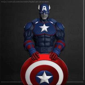 Pu&ograve; includere: Statuetta dettagliata di Captain America, con costume blu e rosso e stella bianca sul petto e sullo scudo. La figura tiene uno scudo rosso, bianco e blu con una stella bianca. Sfondo scuro.