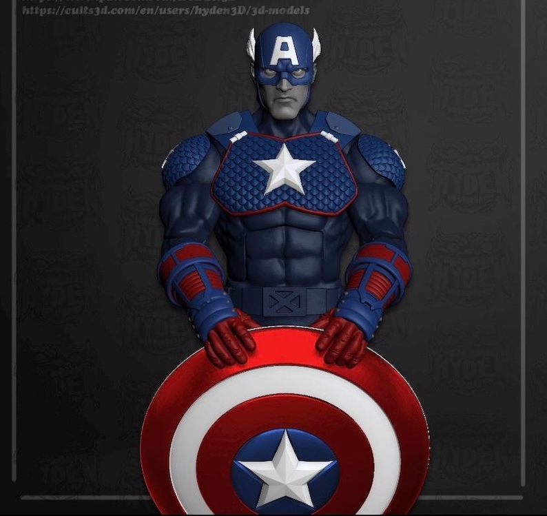 Pu&ograve; includere: Statuetta dettagliata di Captain America, con costume blu e rosso e stella bianca sul petto e sullo scudo. La figura tiene uno scudo rosso, bianco e blu con una stella bianca. Sfondo scuro.