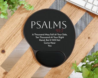 Tappetino per mouse personalizzato con poggiapolsi, regalo per ufficio, articoli cristiani, Salmo 91:7, accessori da scrivania, regali motivazionali