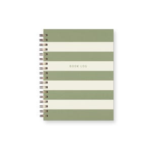 Peut inclure: Un carnet &agrave; spirales ray&eacute; vert et blanc avec le texte "BOOK LOG" sur la couverture.