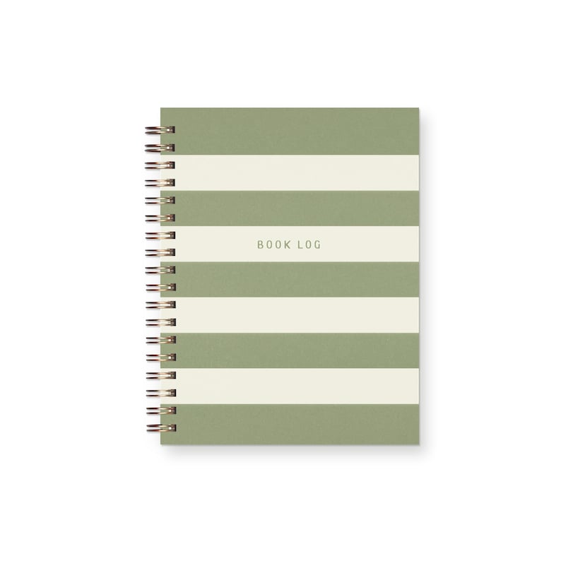 Peut inclure: Un carnet &agrave; spirales ray&eacute; vert et blanc avec le texte "BOOK LOG" sur la couverture.