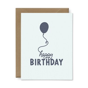 Joyeux anniversaire, ballon, carte de voeux typographique - carte d'anniversaire