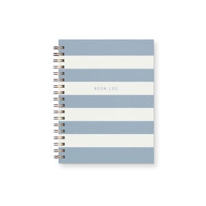Peut inclure: Un carnet &agrave; spirales ray&eacute; bleu et blanc avec les mots "BOOK LOG" imprim&eacute;s sur la couverture.