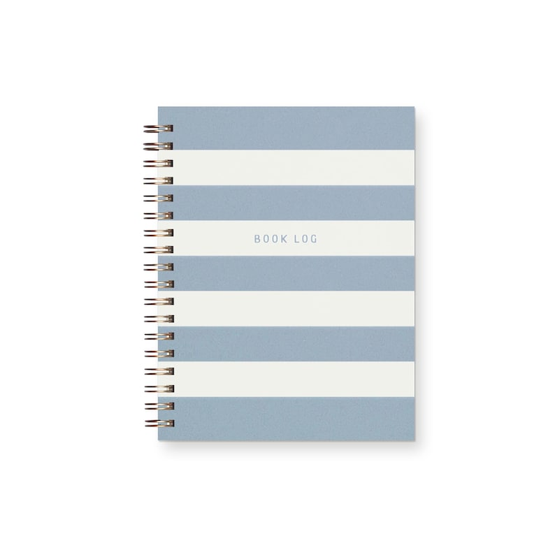 Peut inclure: Un carnet &agrave; spirales ray&eacute; bleu et blanc avec les mots "BOOK LOG" imprim&eacute;s sur la couverture.