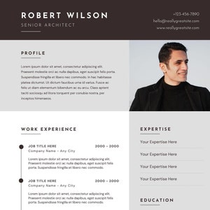 Może przedstawiać: Czarno-białe CV z nazwiskiem Robert Wilson, Architekt Naczelny, na górze. CV zawiera listę doświadczenia zawodowego, wiedzy specjalistycznej i wykształcenia. CV zawiera dane kontaktowe, w tym numer telefonu, adres e-mail i stronę internetową.
