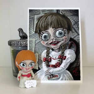 Annabelle - 13,7 x 18,5 cm süßes Conhuring Universe Tribute Piece - Archival Digital Print
