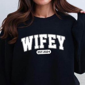 Personalisierte Wifey Sweatshirt, Hochzeitsgeschenk, Geschenk für Braut, neue Frau Sweatshirt, einzigartiges Brautpartygeschenk, frisch vermählte Flitterwochen vorhanden