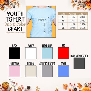 Puede incluir: Una tabla de tallas y colores de camisetas juveniles. La tabla incluye medidas en pulgadas para las tallas S, M, L y XL. Las muestras de color incluyen negro, blanco, azul claro, rojo, gris oscuro jaspeado, rosa claro, natural, gris atl&eacute;tico y royal.