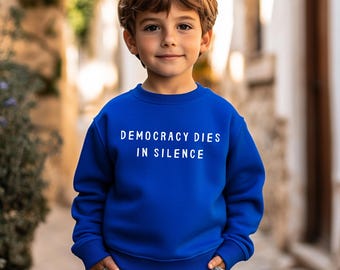 Camiseta infantil anti-MAGA, moletom infantil anti-Trump, camiseta infantil ativista pela democracia, camiseta juvenil "A democracia morre em silêncio", camiseta de protesto