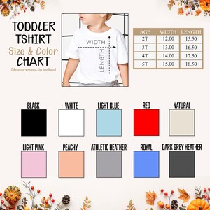 Może przedstawiać: Biała koszulka dla malucha z tabelą rozmiar&oacute;w i kolor&oacute;w. Tabela pokazuje wymiary w calach dla rozmiar&oacute;w od 2T do 5T. Kolory obejmują czarny, biały, jasnoniebieski, czerwony, naturalny, jasnor&oacute;żowy, brzoskwiniowy, szary melanż, kr&oacute;lewski i ciemnoszary melanż.