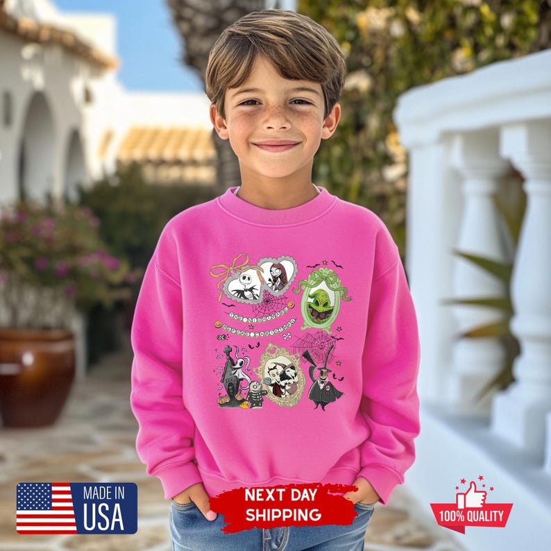 Może przedstawiać: Jasnor&oacute;żowa bluza z postaciami z kresk&oacute;wek w ozdobnych ramkach. Projekt zawiera postacie z popularnego filmu animowanego. Bluza ma okrągły dekolt i długie rękawy. Widoczne są r&oacute;wnież napisy "Made in USA", "Next Day Shipping" i "100% Quality".