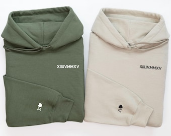 Sudadera con números romanos / Suéter personalizado a juego para parejas / Regalo para parejas / Suéter con fecha de aniversario / Suéter de compromiso / Inicial en las mangas