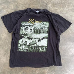 Roma T-Shirt | Rome Italy Landmarks Graphic Tee – Vintage Colosseum Vatican Trevi Fountain Souvenir Shirt Gift