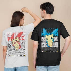 Puede incluir: Camisetas blancas y negras con personajes de dibujos animados. La camiseta blanca tiene un personaje rojo y amarillo con el texto "PLUSLE" y texto japonés. La camiseta negra tiene un personaje azul y amarillo con el texto "MINUN" y texto japonés.