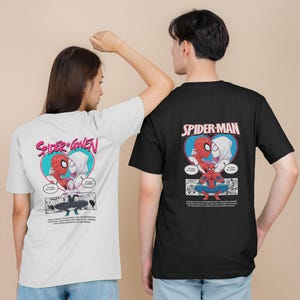 Peut inclure: T-shirts blancs et noirs avec des motifs de Spider-Man et Spider-Gwen. Le t-shirt blanc porte l'inscription "Spider-Gwen" et un motif de cœur avec les personnages. Le t-shirt noir porte l'inscription "Spider-Man" et un motif de cœur similaire. Illustrations de style bande dessinée.
