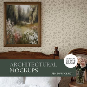 Puede incluir: Una maqueta de dormitorio con una cabecera de madera, ropa de cama blanca y una pintura enmarcada de una escena de bosque. La habitación tiene un papel tapiz floral y una silla de madera con un jarrón de rosas rosas. El texto "ARCHITECTURAL MOCKUPS" se muestra en la parte inferior de la imagen. El texto "VERTICAL 5:6 RATIO MOCKUP" se muestra en el lado derecho de la imagen. El texto "PSD SMART OBJECT" se muestra en la parte inferior derecha de la imagen.