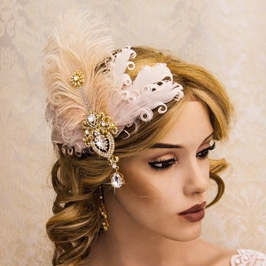 Retro 1920s Headpiece Feather Fascinator Great Gatsby Headpiece Gold Flapper Hair Clip with Blush Feathers for New Year&#39;s Party