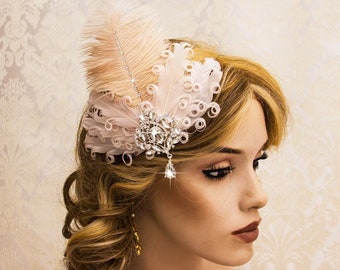 Blush Wedding Feather Fascinator met Swarowsky Kristallen en Strass Broche