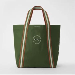 Puede incluir: Bolso tote verde oliva con asas a rayas blancas y rojas. El bolso presenta el texto "THE UNIVERSAL BAG" y un gráfico de una cara sonriente. El bolso está hecho de un material duradero y tiene forma rectangular.