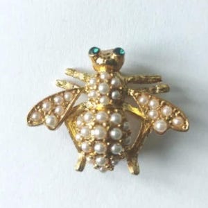 Vintage Joan Rivers Small Pearl Bee Pin Brooch Rare Finds Collectibles