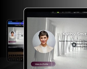 Puede incluir: La pantalla de una computadora portátil muestra una página de perfil para Kathy Smith, directora sénior de operaciones comerciales en ReallyGreatCompany. La foto de perfil muestra a Kathy Smith sonriendo. El texto "Ver mi perfil" está en un botón morado con una flecha hacia la derecha. La computadora portátil está en un escritorio con las manos de una persona escribiendo en el teclado. El texto "www.myreallygreatsite.com" está en una barra de búsqueda con un icono de lupa.
