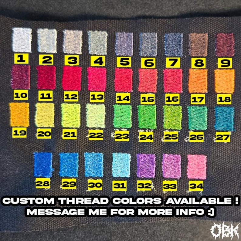 Puede incluir: Una tarjeta de muestra de tela que muestra 34 muestras de color de hilo bordado, cada una numerada. Los colores van del plateado al burdeos, con tonos de rojo, naranja, verde y azul. El texto en la parte inferior dice: "&iexcl;COLORES DE HILO PERSONALIZADOS DISPONIBLES! &iexcl;MENS&Aacute;JAME PARA M&Aacute;S INFORMACI&Oacute;N :)"