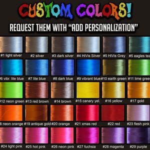 Puede incluir: Una carta de colores que muestra 29 carretes de hilo numerados en varios tonos. El texto en la parte superior dice CUSTOM COLORS! REQUEST THEM WITH ADD PERSONALIZATION. Cada carrete est&aacute; etiquetado con su nombre de color, incluyendo plata, azul, verde, amarillo, oro, naranja, rojo, rosa y morado.
