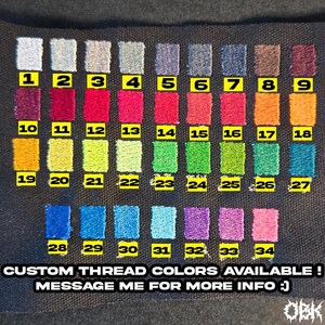 K&ouml;nnte beinhalten: Ein schwarzer Stoffmusterbogen mit vierunddrei&szlig;ig rechteckigen Stickgarnproben, die jeweils mit einem gelben Nummernschild von 1 bis 34 versehen sind. Der Text unten lautet: CUSTOM THREAD COLORS AVAILABLE! MESSAGE ME FOR MORE INFO :)