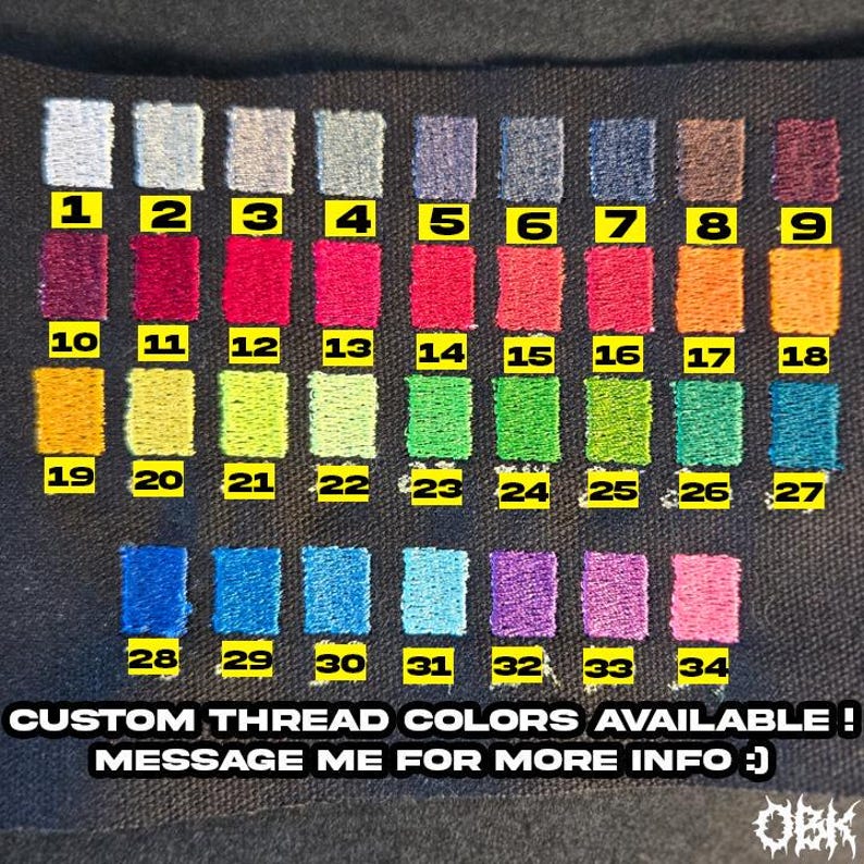 K&ouml;nnte beinhalten: Ein schwarzer Stoffmusterbogen mit vierunddrei&szlig;ig rechteckigen Stickgarnproben, die jeweils mit einem gelben Nummernschild von 1 bis 34 versehen sind. Der Text unten lautet: CUSTOM THREAD COLORS AVAILABLE! MESSAGE ME FOR MORE INFO :)