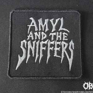 Könnte beinhalten: Rustikales Holzschild mit dem Text "Welcome to our home" in weißer Schrift. Das Schild hat eine Used-Optik und ein schlichtes, einladendes Design, ideal für die Eingangsbereichsdekoration.