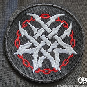 Op de afbeelding: Een set van drie keramische mokken met een gespikkelde, matte afwerking. De mokken zijn in de kleuren crème, lichtgrijs en donkergrijs. Elke mok heeft een eenvoudig, minimalistisch ontwerp en een afgerond handvat.