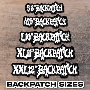 Puede incluir: Cinco parches traseros de tela negra con texto blanco en una fuente dentada y goteante. Los parches est&aacute;n etiquetados como S 8" BACKPATCH, M 9" BACKPATCH, L 10" BACKPATCH, XL 11" BACKPATCH y XXL 12" BACKPATCH. Abajo dice BACKPATCH SIZES.