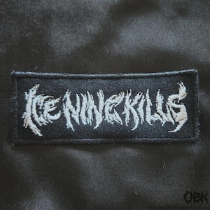 Op de afbeelding: Een zwart rechthoekig embleem met de witte geborduurde tekst "Ice Nine Kills" in een gotisch lettertype. Het embleem staat tegen een zwarte achtergrond. De Etsy shop URL is rechtsonder zichtbaar.