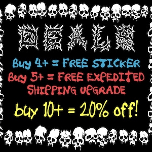 Puede incluir: Un cartel gr&aacute;fico negro con un borde de calaveras blancas. El texto dice: DEALS, Buy 4+ = FREE STICKER, Buy 5+ = FREE EXPEDITED SHIPPING UPGRADE, buy 10+ = 20% off!. El texto se presenta en colores blanco, azul, rojo y amarillo.