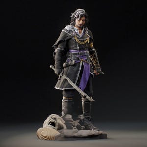 Peut inclure: Figurine détaillée d'un personnage en manteau noir avec des détails dorés, une écharpe violette et une épée. La figurine a de longs cheveux foncés avec des mèches blanches et se tient sur une base en pierre avec un visage sculpté.