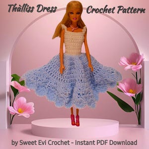 Könnte beinhalten: Eine Puppe trägt ein handgefertigtes Häkelkleid. Das Kleid hat ein weißes Oberteil und einen hellblauen Rock. Der Text "Thalliss Dress Crochet Pattern" steht oben. Der Text unten lautet "by Sweet Evi Crochet - Instant PDF Download".