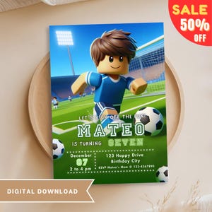 Puede incluir: Una invitación de cumpleaños verde y azul con un jugador de fútbol de dibujos animados. La invitación dice "Let's Kick Off The Fun! Mateo Is Turning Seven" con una fecha y hora del 07 de diciembre, de 2 a 4 pm. La invitación también incluye una dirección e información de RSVP.