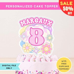 Könnte beinhalten: Ein personalisierter rosa Tortenaufsatz mit dem Namen "MARGAUX" und der Zahl "8". Das Design umfasst Blumen, Sterne und einen karierten Wolkenhintergrund. Der Text auf dem Aufsatz lautet "PERSONALIZED CAKE TOPPER". Ein Verkaufsbanner zeigt "50% OFF".