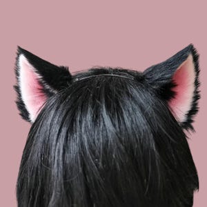 手作り猫耳ヘッドバンド、ピンクの内耳ディテール付きブラックフェイクファー耳、コスプレアクセサリー、リアルな猫娘コスチューム耳