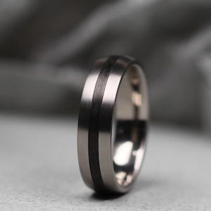 Titan und Carbon-Faser-Ehering matt Finish. Komfortable Passform. Trauring aus Titan und Carbon.