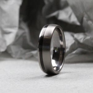 Titan und Carbon-Faser-Ehering matt und poliert, 6 mm. Komfortable Passform. Trauring aus Titan und Carbon.