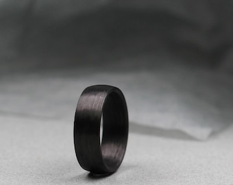 Koolstofvezel trouwring 8 mm. Comfortabele pasvorm. Zwarte trouwring.