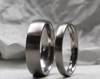 Vigselringar i titan. 2,00 mm - 10,00 mm. Traditionell matt finish. Matchande vigselringar. Bekväm passform.