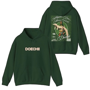 Op de afbeelding: Twee groene hoodies. Eén heeft de tekst "Alligator Blues Never Heal" en een afbeelding van een vrouw die een alligator vasthoudt. De andere heeft de tekst "Doechii" in lichtroze.