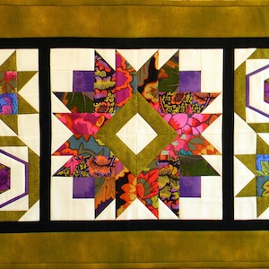 PDF: 4 designs, corredor de mesa das novas tradições, compatível com Jelly Roll, conjuntos de tiras de 2 1/2", padrão de colcha com pedaços de papel, feriados, estações